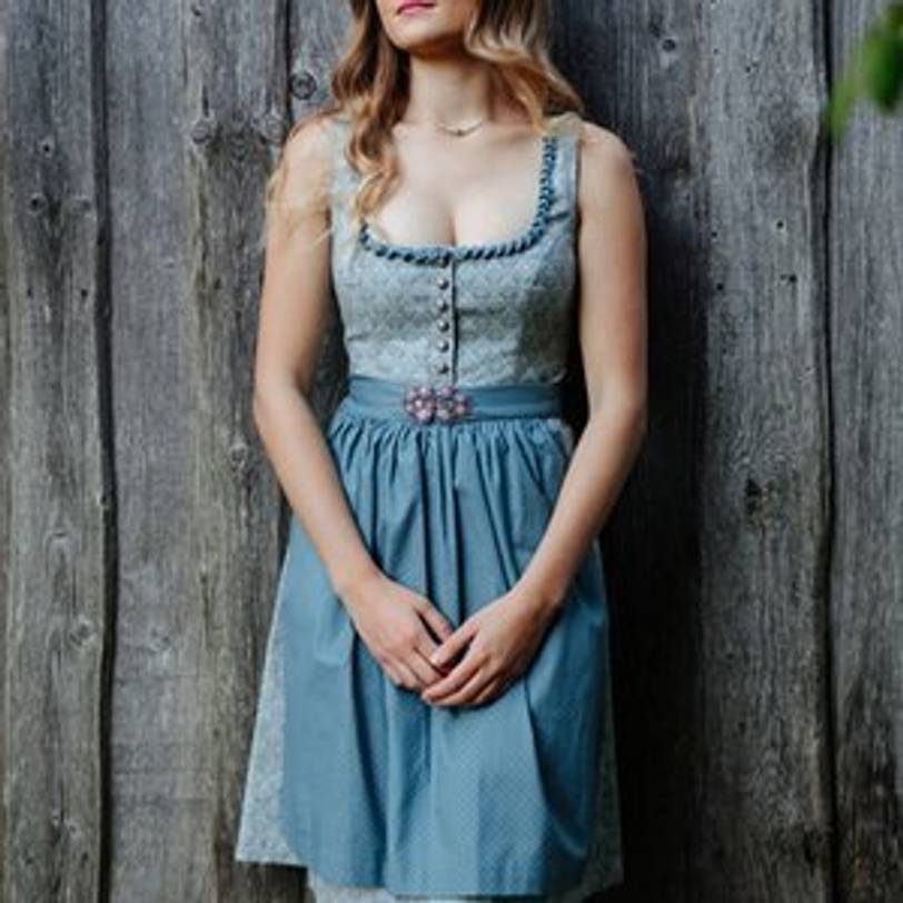 frau in blauem dirndl