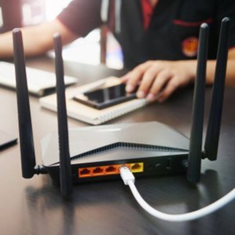 router auf schreibtisch