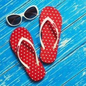 rote flip-flops mit weissen punkten