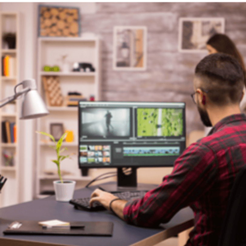 mann arbeitet an monitor